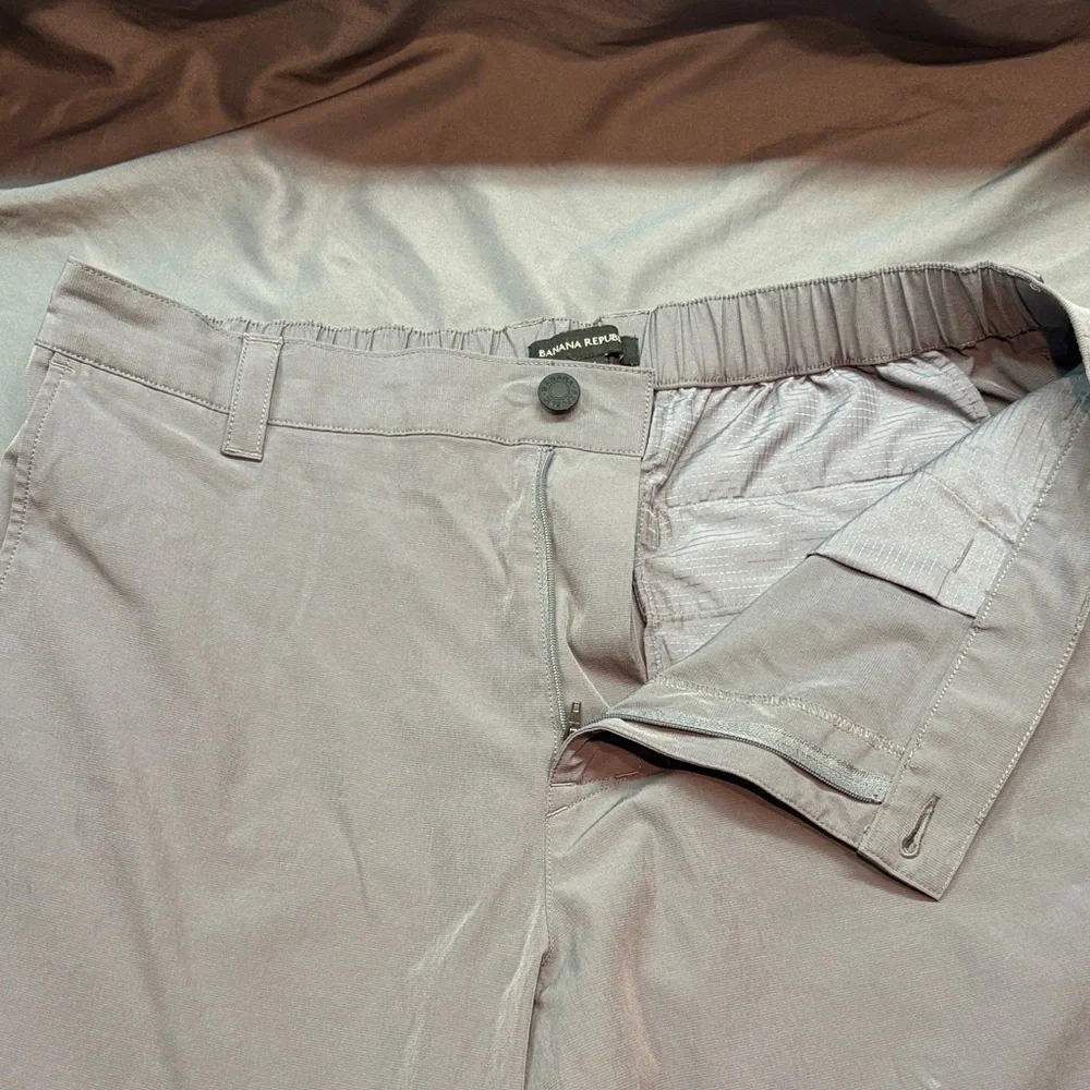 Banana‎ Republic Lightweight Gray Men's Shorts Elastic Comfort 36W Flat Front